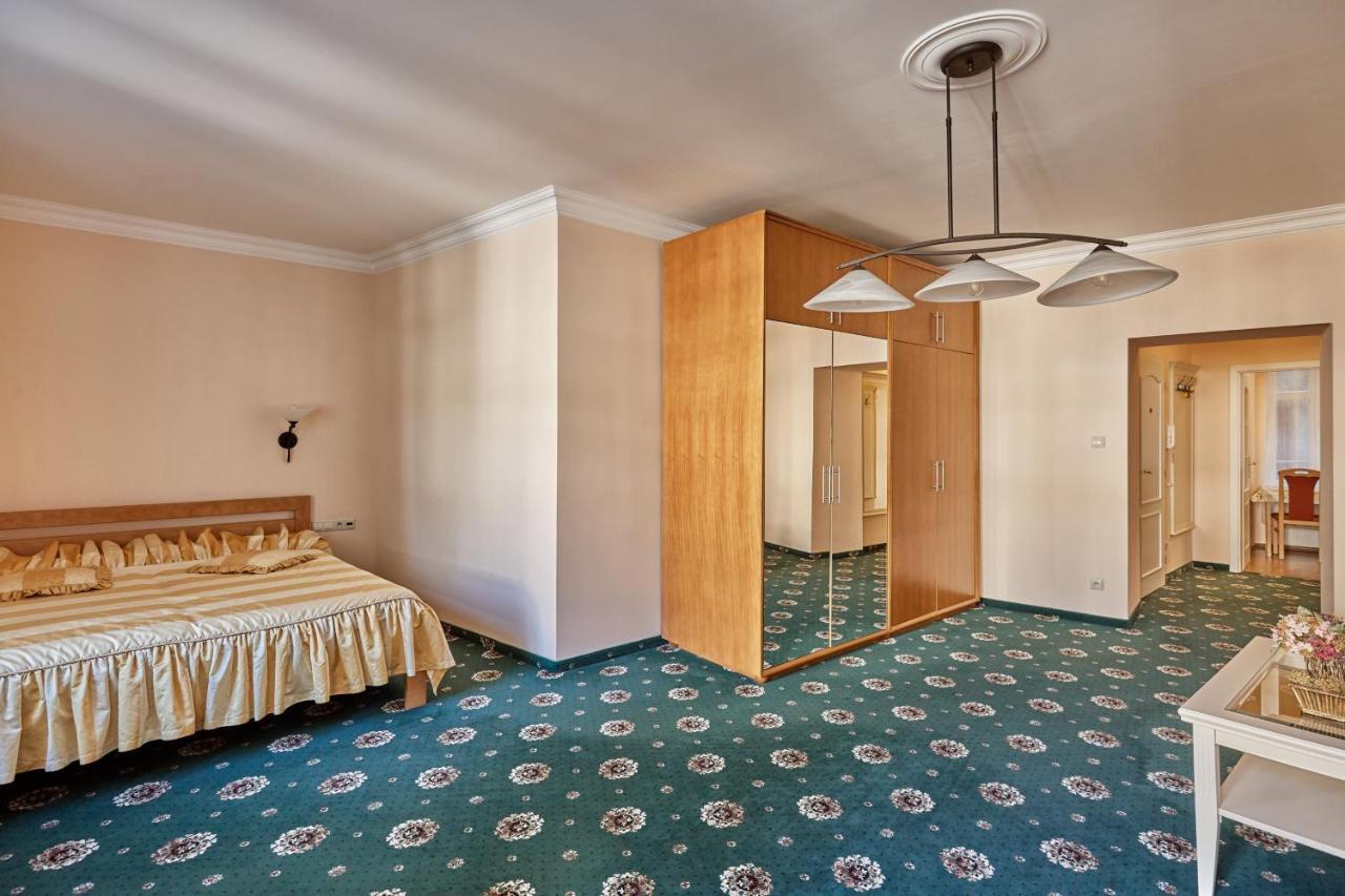 Evergreen Apartments Hotel カルロヴィ・ヴァリ エクステリア 写真